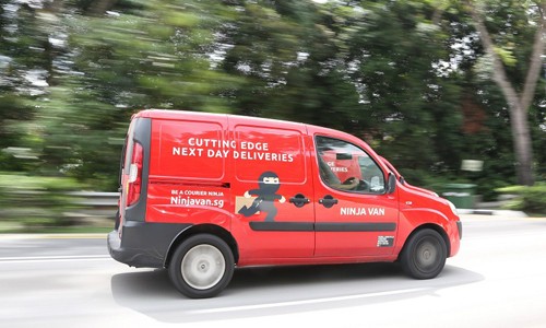 Xe vận chuyển Ninja Van nổi bật với 2 màu sắc đỏ đen